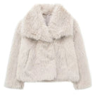 Eleganter Kunstpelzmantel in Cremeweiß, ideal für Wintermode. Flauschig, stilvoll und warm. Perfekt für Damen, die luxuriöse Outfits lieben.