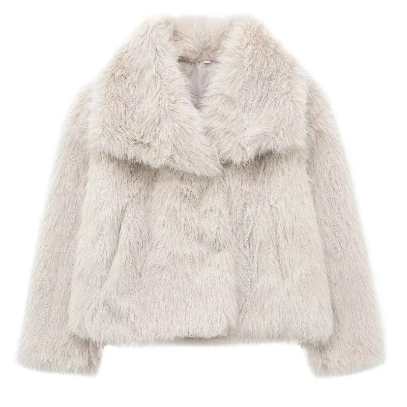 Eleganter Kunstpelzmantel in Cremeweiß, ideal für Wintermode. Flauschig, stilvoll und warm. Perfekt für Damen, die luxuriöse Outfits lieben.