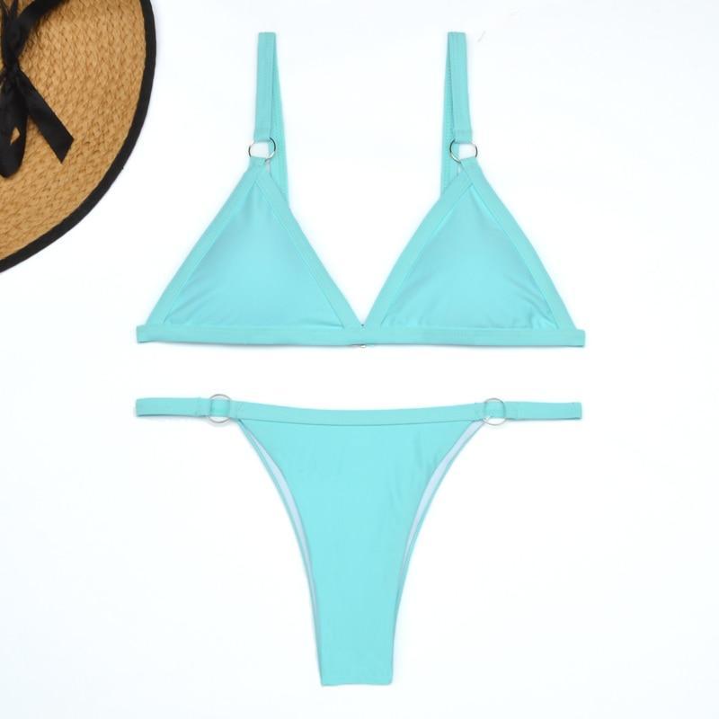 Zweiteiliges türkisfarbenes Bikini-Set mit Triangel-Oberteil und hohem Beinausschnitt. Perfekt für Sommer, Strand und Pool.