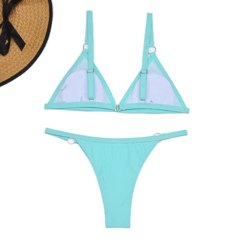 Zweiteiliges türkisfarbenes Bikini-Set mit Triangel-Oberteil und Slip, ideal für Sommer und Strand. Perfekt für modische Bademode.