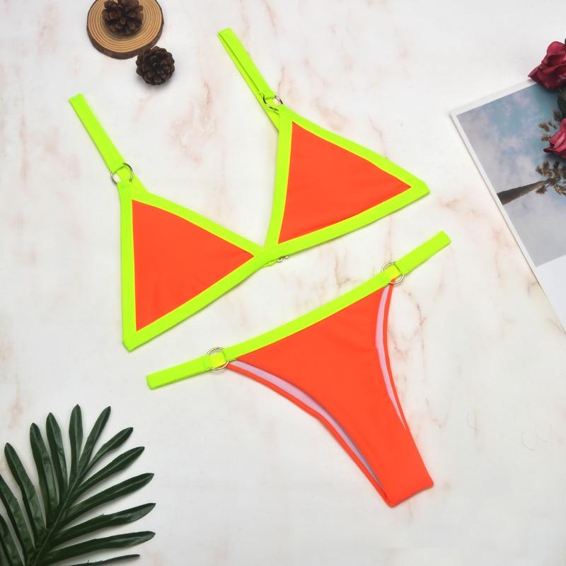 Zweiteiliges Bikini-Set in leuchtendem Orange und Gelb, ideal für den Sommer. Trendige Bademode, auffälliges Design, perfekter Strandlook.