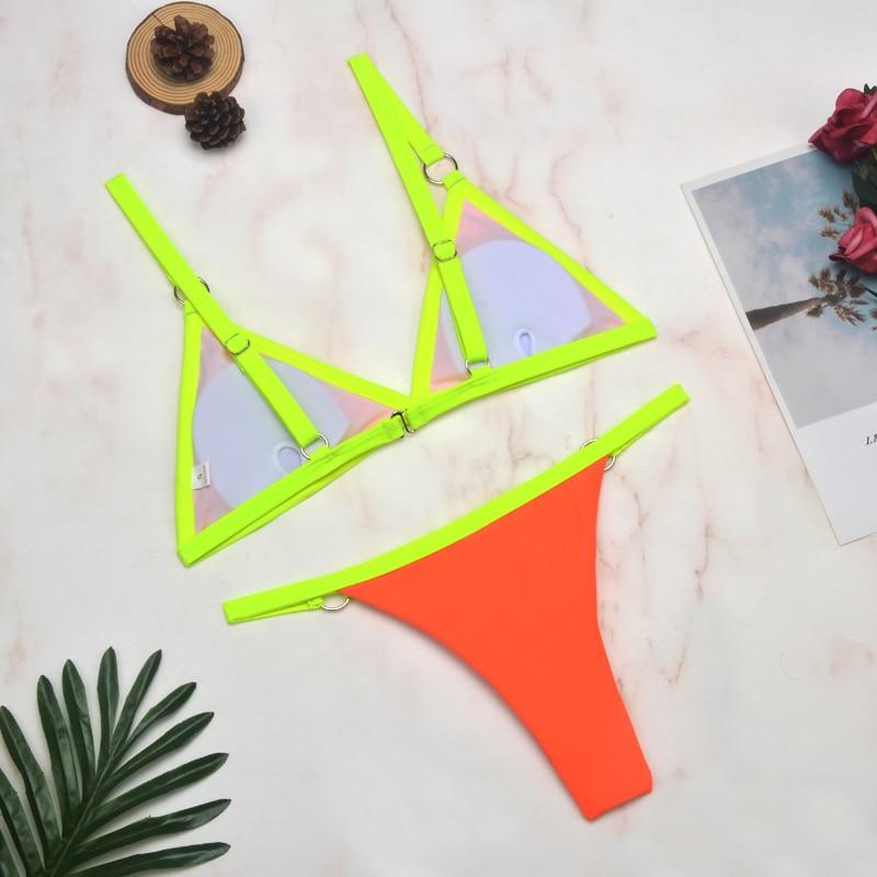 Neonfarbenes Bikini-Set: Gelbes Triangel-Oberteil und orangefarbener Tanga. Perfekt für den Sommer, Strandmode, trendige Bademode.