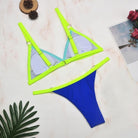 Zweiteiliges Bikini-Set in leuchtendem Gelb und Blau, ideal für den Sommer. Modisches Design, perfekt für Strand und Pool.