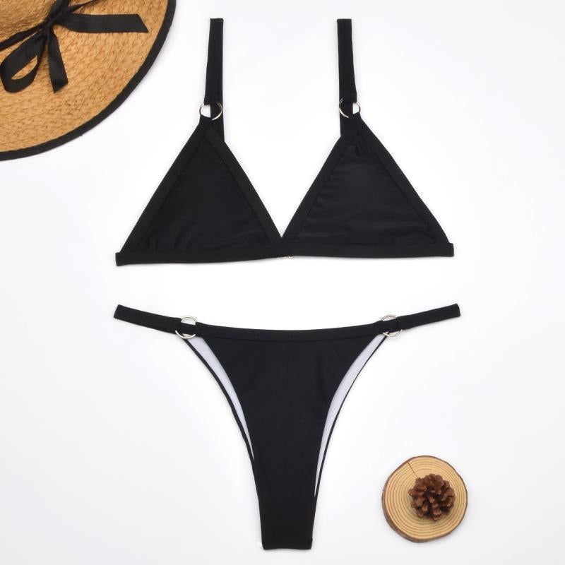 Schwarzes Bikini-Set mit Triangel-Oberteil und Slip, ideal für Strandmode. Perfekt für Sommer, Bademode, stilvoller Look.