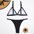Zweiteiliges schwarzes Bikini-Set mit Triangel-Oberteil und schmalem Höschen, ideal für Strandmode. Perfekt für Sommer und Urlaub.
