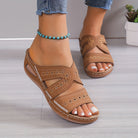 Damen Sandalen, braun, mit Stickerei und Keilabsatz. Bequeme Sommerschuhe, ideal für Freizeit und Strand. Modisch und vielseitig kombinierbar.