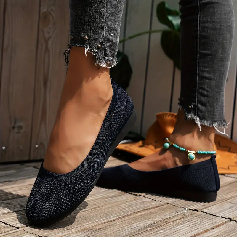 Damen Ballerinas in Schwarz, bequem und stilvoll, ideal für den Alltag. Perfekt kombinierbar mit Jeans. Trendige Schuhe für jede Gelegenheit.