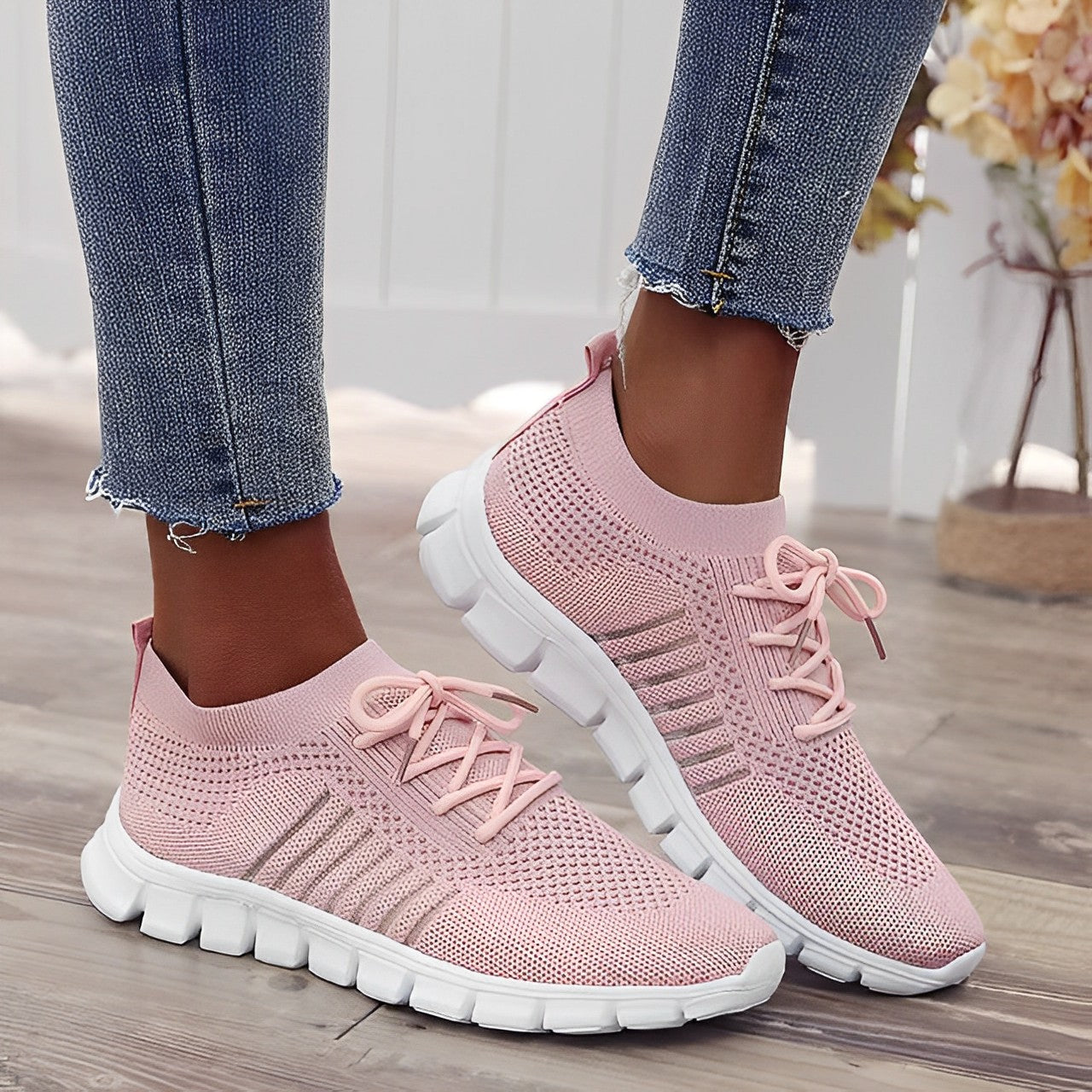 Damen Sneaker in Rosa, atmungsaktiv und bequem, ideal für Freizeit und Sport. Modische Strickoptik, rutschfeste Sohle, trendige Wahl.