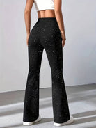 Damenhose mit Sternenmuster, schwarz, ausgestellter Schnitt. Perfekt für trendige Freizeitmode. Bequeme Passform, ideal für stilvolle Outfits.