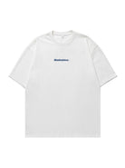 Weißes T-Shirt mit blauem "Masterpiece"-Aufdruck, Unisex, aus Baumwolle. Perfekt für lässige Outfits. Hochwertige Streetwear-Mode.