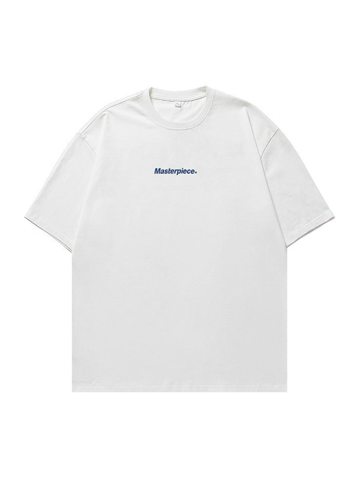 Weißes T-Shirt mit blauem "Masterpiece"-Aufdruck, Unisex, aus Baumwolle. Perfekt für lässige Outfits. Hochwertige Streetwear-Mode.