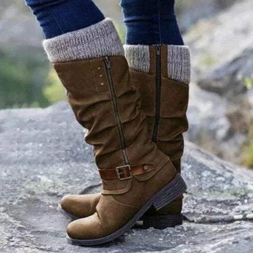 Damenstiefel aus braunem Wildleder mit Strickbündchen, Reißverschluss und Schnalle. Perfekt für Herbstmode und Outdoor-Aktivitäten.