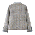 Graue Tweed-Jacke für Damen, elegant und stilvoll, mit Fransen-Details. Perfekt für Herbstmode und Business-Looks. Hochwertige Verarbeitung.