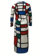 Langes Kleid im Mondrian-Stil, geometrisches Muster, farbenfrohe Blockstreifen in Rot, Blau, Grün und Weiß, modisch, einzigartig, Kunst inspiriert.