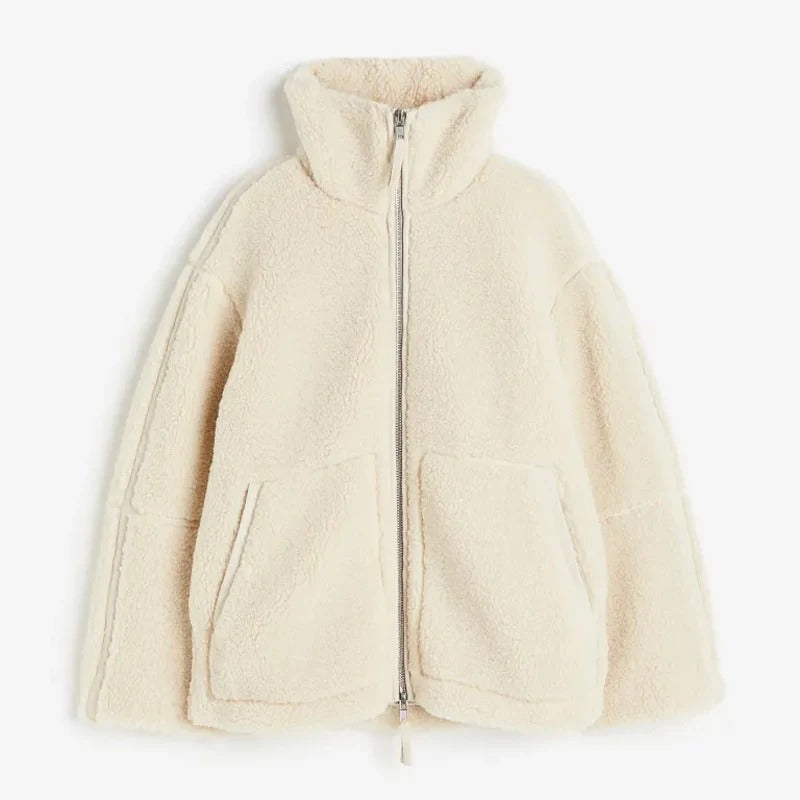 Kuschelige Damen-Fleecejacke in Cremeweiß mit Reißverschluss und Taschen. Perfekt für Herbst und Winter. Modische, warme Oberbekleidung.