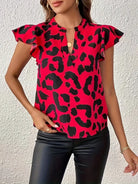 Damenbluse mit rotem Leopardenmuster, kurze Ärmel, V-Ausschnitt. Modische Oberbekleidung, ideal für trendige Freizeit- und Abendlooks.