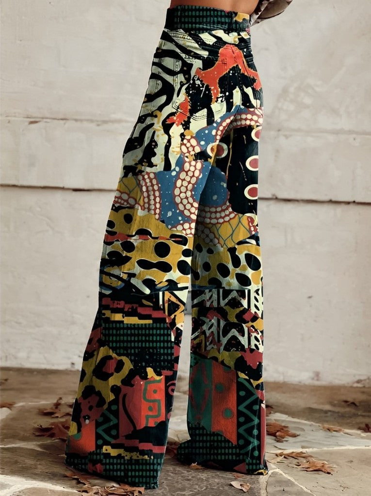 Bunte, weite Damenhose mit abstraktem Muster, ideal für modische Herbst-Outfits. Perfekt für Boho- und Vintage-Looks. Hochwertige Stoffqualität.