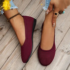 Damen-Slipper in Bordeauxrot, gestricktes Design, bequeme flache Schuhe, ideal für Freizeit und Alltag, modische Damenmode, rutschfeste Sohle.