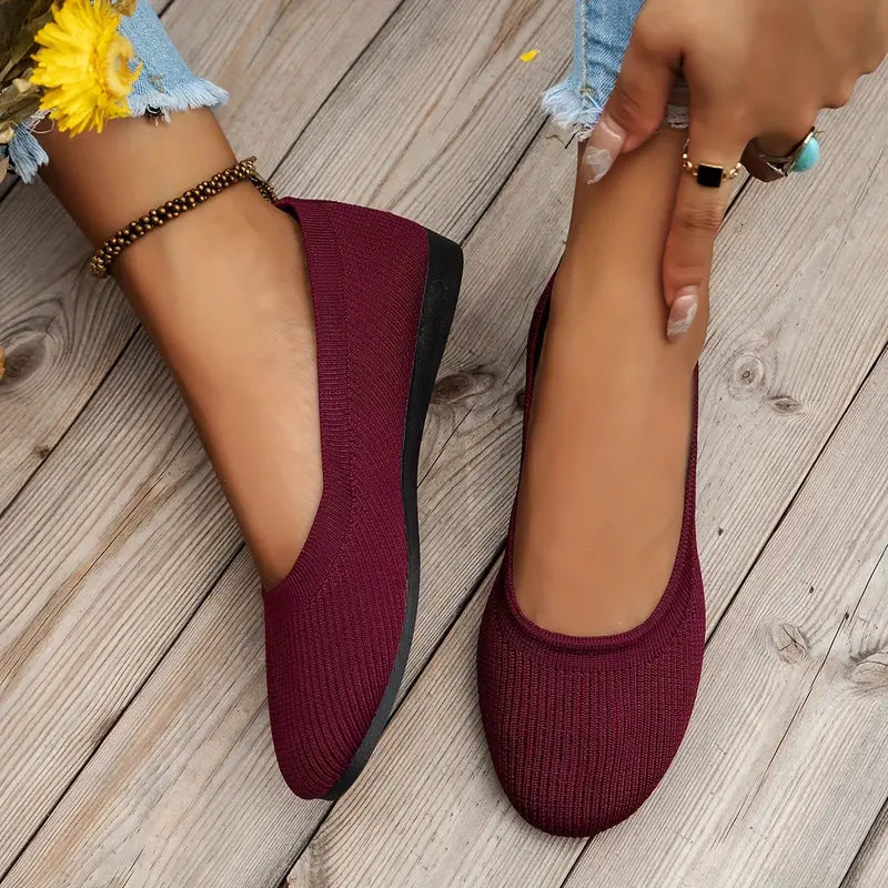 Damen-Slipper in Bordeauxrot, gestricktes Design, bequeme flache Schuhe, ideal für Freizeit und Alltag, modische Damenmode, rutschfeste Sohle.