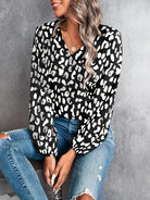 Damenbluse mit Leopardenmuster, V-Ausschnitt und langen Ärmeln, kombiniert mit zerrissenen Jeans. Modetrend, stilvoll, lässig, elegant.