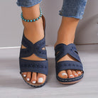 Damen Sandalen in Dunkelblau, mit Stickerei und Keilabsatz, ideal für Sommermode. Bequeme, stilvolle Schuhe für Freizeit und Alltag.