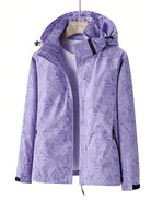 Lila Damen-Regenjacke mit Kapuze, floralem Muster und Reißverschluss. Wasserdicht, atmungsaktiv, ideal für Outdoor-Aktivitäten und Wandern.