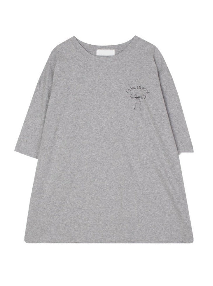 Graues Damen-T-Shirt mit Rundhalsausschnitt, 3/4-Ärmeln und "La Vie en Rose"-Stickerei. Perfekt für lässige Mode und Alltagsoutfits.