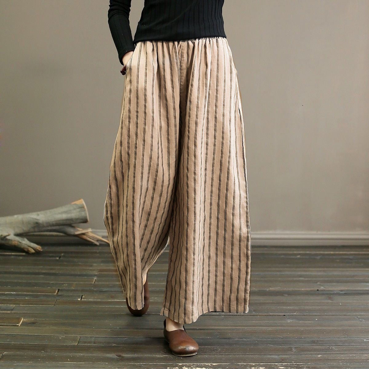 Damenhose mit weitem Bein, beige mit schwarzen Streifen, aus Leinen. Perfekt für lässige Outfits. Bequem und stilvoll für den Alltag.