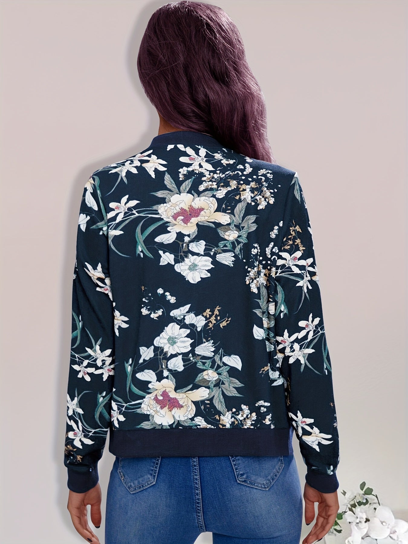 Damenblouson mit floralem Muster, dunkelblau. Perfekt für Frühling und Herbst. Modische Jacke, ideal für Freizeit und Alltag.