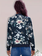 Damenblouson mit floralem Muster, dunkelblau. Perfekt für Frühling und Herbst. Modische Jacke, ideal für Freizeit und Alltag.