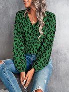 Grüne Leopardenbluse mit V-Ausschnitt, lange Ärmel, kombiniert mit zerrissenen Jeans. Modetrend, Damenmode, stilvolles Outfit.