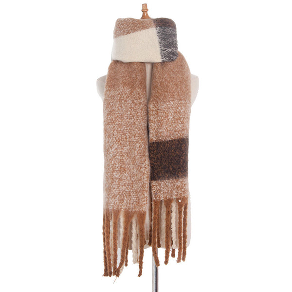 Brauner Wollschal mit Fransen, kariertes Design, warmes Winteraccessoire für Damen und Herren.