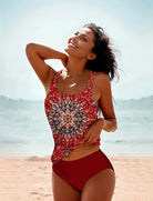 Frau am Strand in rotem Tankini mit Mandala-Muster, lächelnd, Sommermode, Bademode, Strandbekleidung, stilvoll, Urlaub, Meereshintergrund.