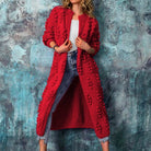 Roter Strickmantel mit auffälligem Noppenmuster, ideal für modische Herbst- und Winteroutfits. Perfekt kombinierbar mit Jeans und T-Shirt.