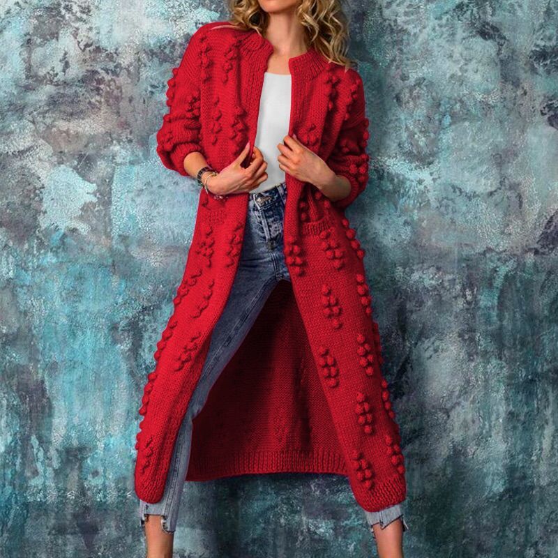 Roter Strickmantel mit auffälligem Noppenmuster, ideal für modische Herbst- und Winteroutfits. Perfekt kombinierbar mit Jeans und T-Shirt.