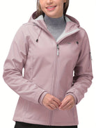 Damen-Softshelljacke in Rosa mit Kapuze, wasserabweisend, winddicht, ideal für Outdoor-Aktivitäten. Funktionale Taschen, modisches Design.