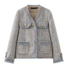 Elegante Damen Tweed-Jacke in Blau-Grau mit goldenen Knöpfen, Fransen-Details und Taschen. Perfekt für stilvolle Herbst- und Wintermode.