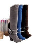 Damen-Stiefel in Grau, Blau, Schwarz und Braun mit hohem Absatz und dekorativem Rand. Modische Winterstiefel, ideal für kalte Tage.