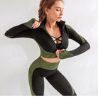 Grünes dreiteiliges Sportset für Damen, bestehend aus Crop-Top, Leggings und Jacke. Ideal für Fitness, Yoga und Sport. Atmungsaktiv und elastisch.