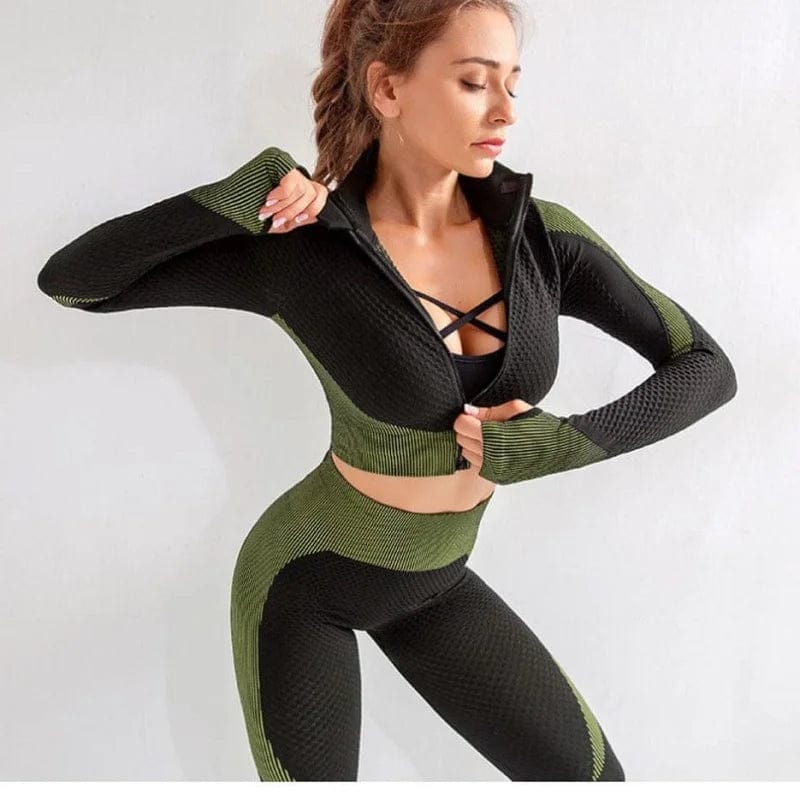 Grünes dreiteiliges Sportset für Damen, bestehend aus Crop-Top, Leggings und Jacke. Ideal für Fitness, Yoga und Sport. Atmungsaktiv und elastisch.