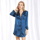 Elegantes, marineblaues Nachthemd aus Satin mit Knopfleiste und Brusttasche. Perfekt für stilvolle Nachtwäsche und bequemen Schlaf.