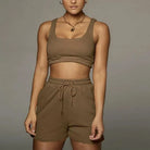 Beiges Sportset für Damen, bestehend aus kurzem Top und Shorts. Ideal für Fitness, Yoga und Freizeit. Komfortabel und stilvoll.