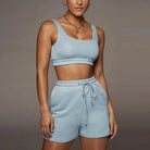Damen Sportset in Blau: Kurzes Top und Shorts, ideal für Fitness und Freizeit. Bequemes Material, modisches Design, perfekte Passform.