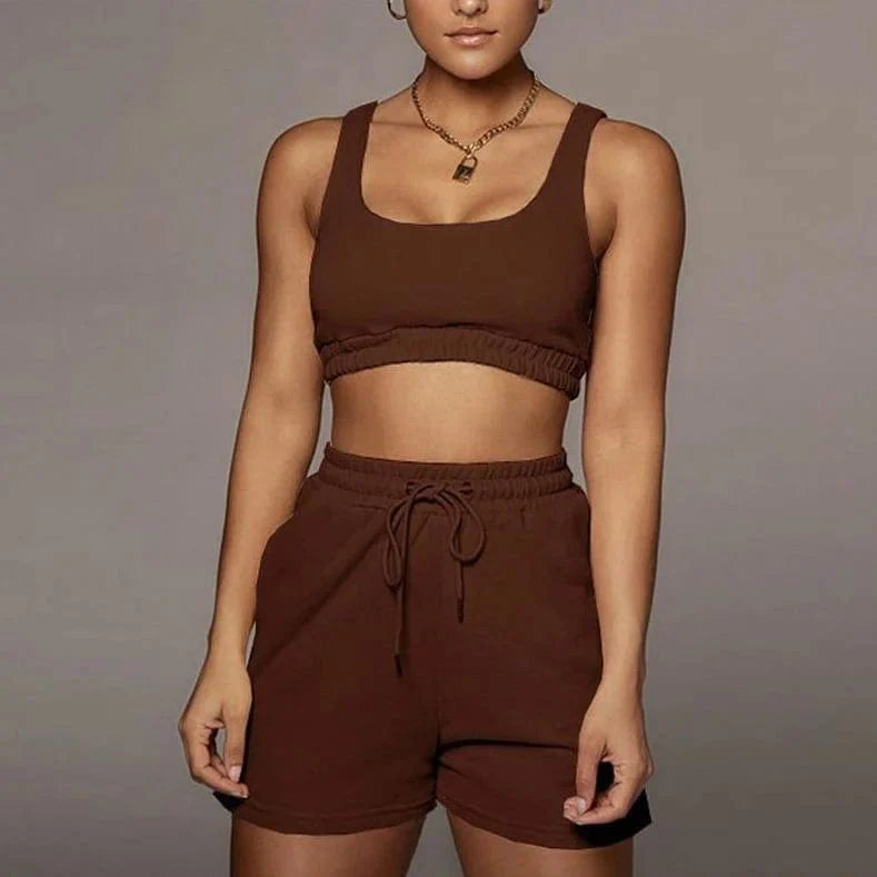 Braunes Sportset für Damen, bestehend aus kurzem Top und Shorts. Ideal für Fitness und Freizeit. Bequemes, modisches Design.