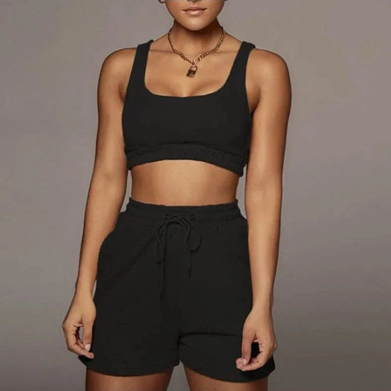 Schwarzes Sportset für Damen, bestehend aus kurzem Top und Shorts. Ideal für Fitness und Freizeit. Bequem, modisch, atmungsaktiv.
