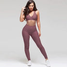 Braunes Sport-Set mit V-Ausschnitt für Damen, bestehend aus Leggings und Sport-BH. Ideal für Fitness, Yoga und Freizeit. Bequem und stilvoll.