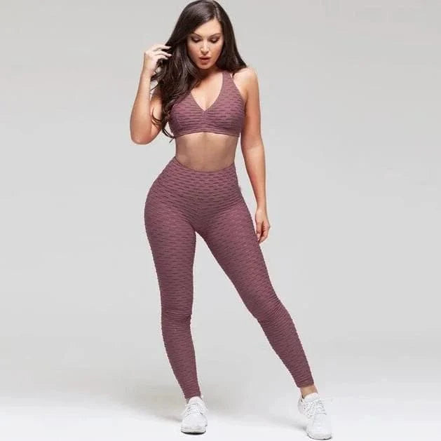 Braunes Sport-Set mit V-Ausschnitt für Damen, bestehend aus Leggings und Sport-BH. Ideal für Fitness, Yoga und Freizeit. Bequem und stilvoll.
