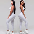 Zweiteiliges Sport-Set für Damen in Weiß, V-Ausschnitt, nahtlose Leggings, ideal für Fitness und Yoga. Bequem, stilvoll, atmungsaktiv.
