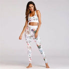 Weißes Sportset mit Blumenmuster, bestehend aus Sport-BH und Leggings. Ideal für Yoga, Fitness und Freizeit. Hochwertige Damen-Sportbekleidung.