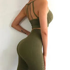 Damen-Sportset in Olivgrün mit dekorativen Streifen, nahtloser Leggings und Crop-Top. Perfekt für Fitness, Yoga und Freizeitmode.